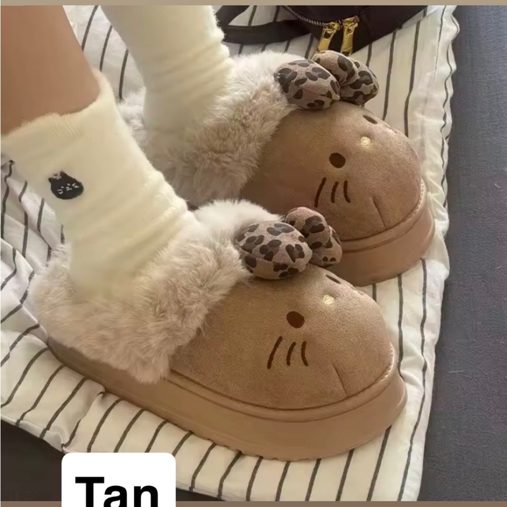 7.5-8.5 medium Hello Kitty Tan Slippers